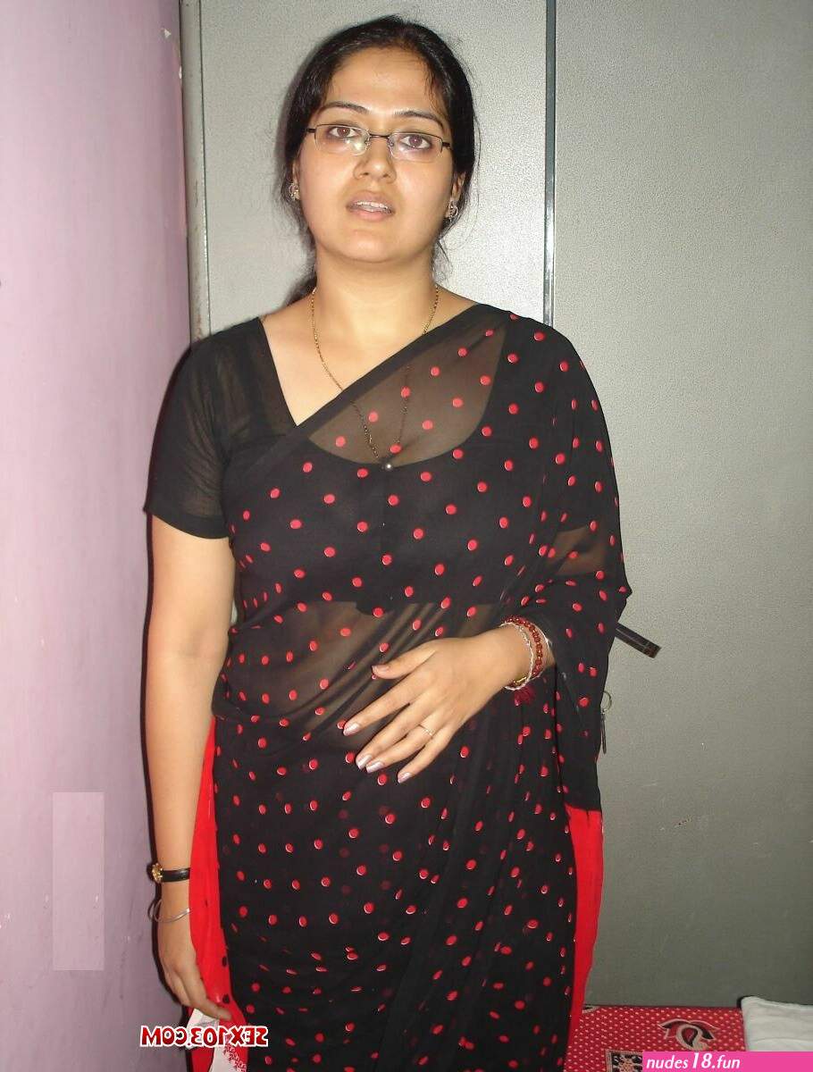 Saree Bhabhi Showing Her Boobs And Pussy OnlyFans Leaks