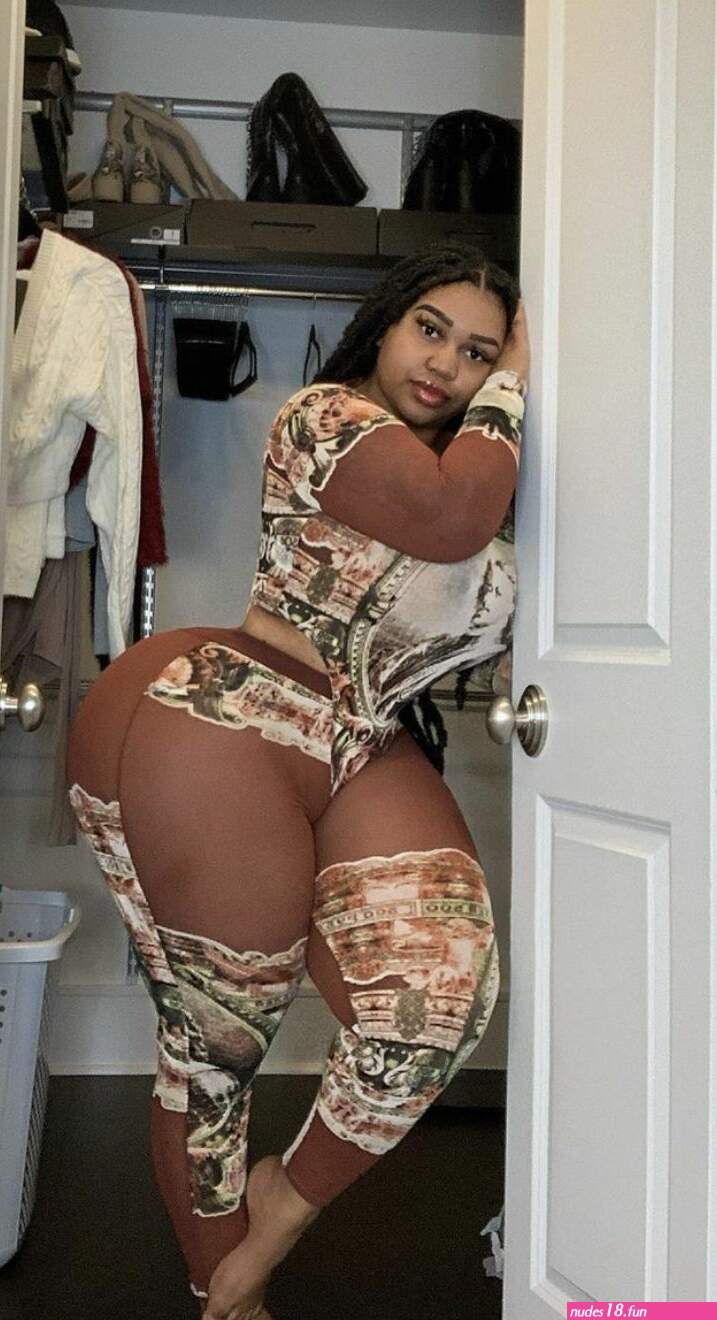 thick hips busty pic