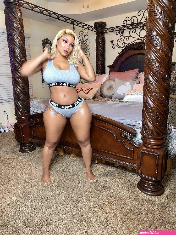 thick hips busty pic