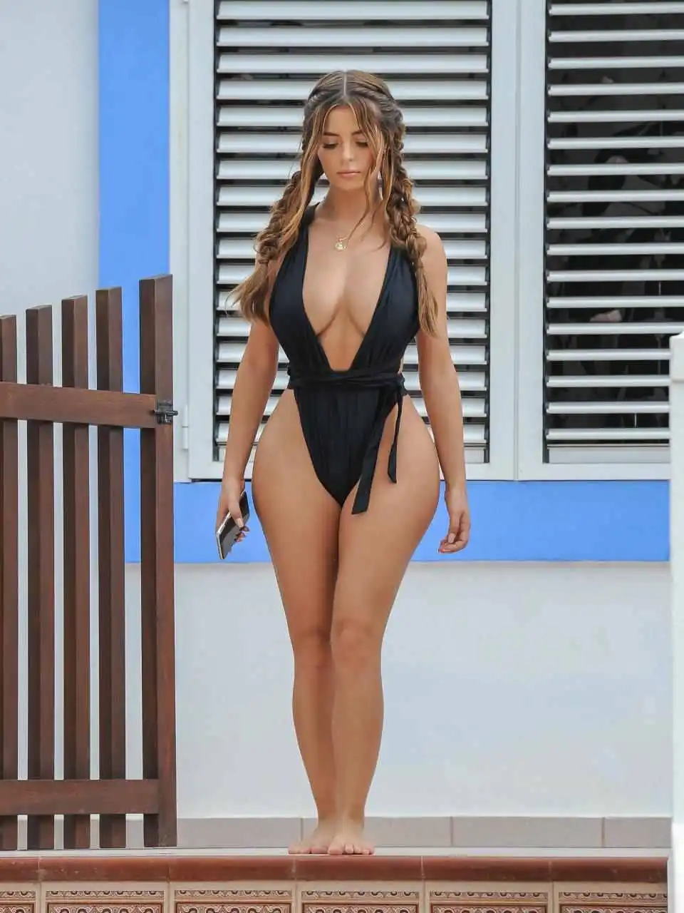 thick hips busty pic