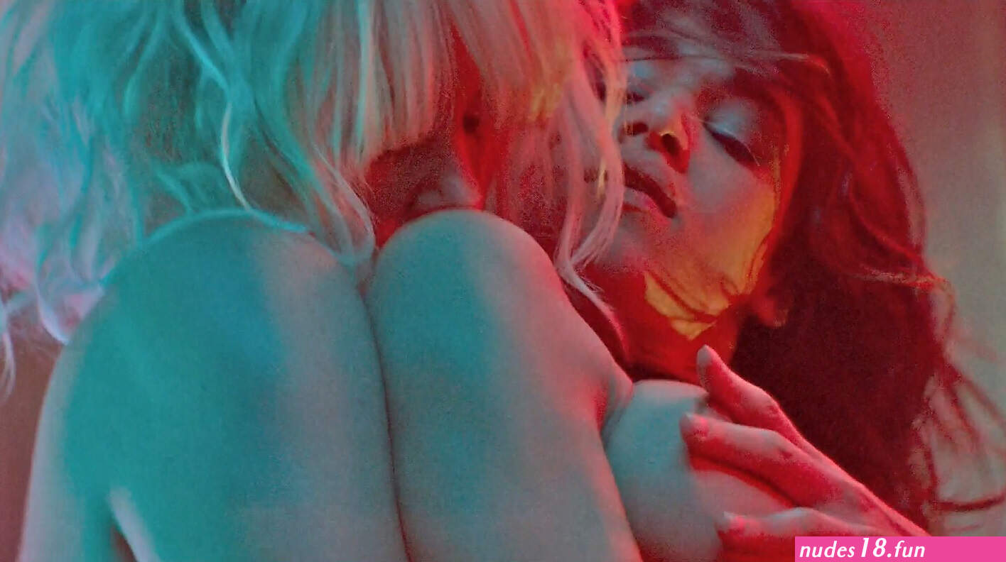 sofia boutella nuda hot topless