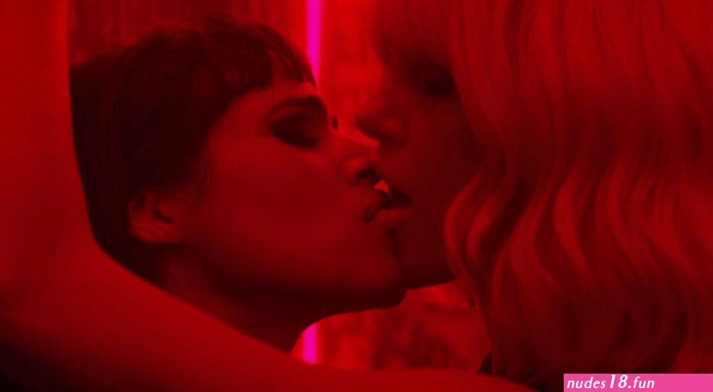 sofia boutella nuda hot topless