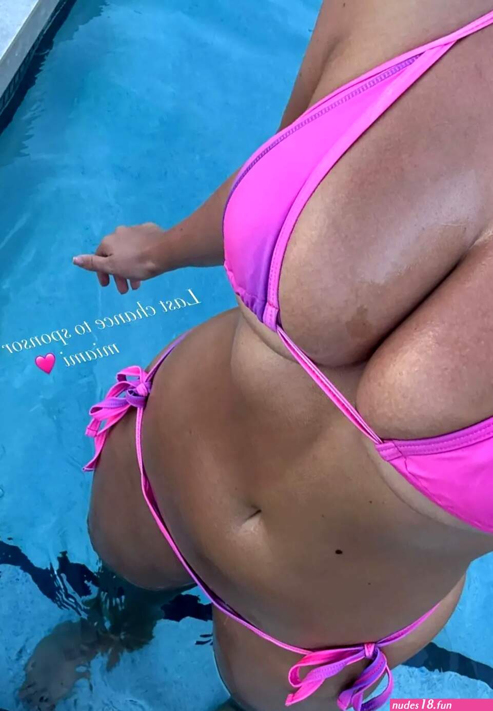 Busty boxing ring girl Apollonia Llewellyn shares boob selfie from inside tanning machine as she starts her Miami prep
