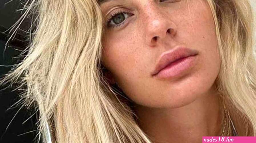 Francesca Brambilla da infarto in lingerie: fondoschiena mozzafiato