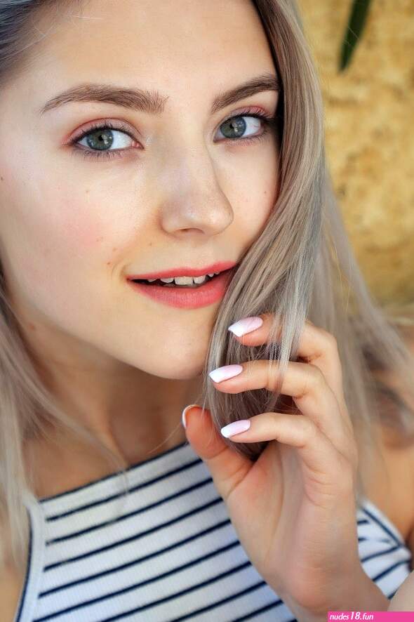 Eva Elfie Neck Color