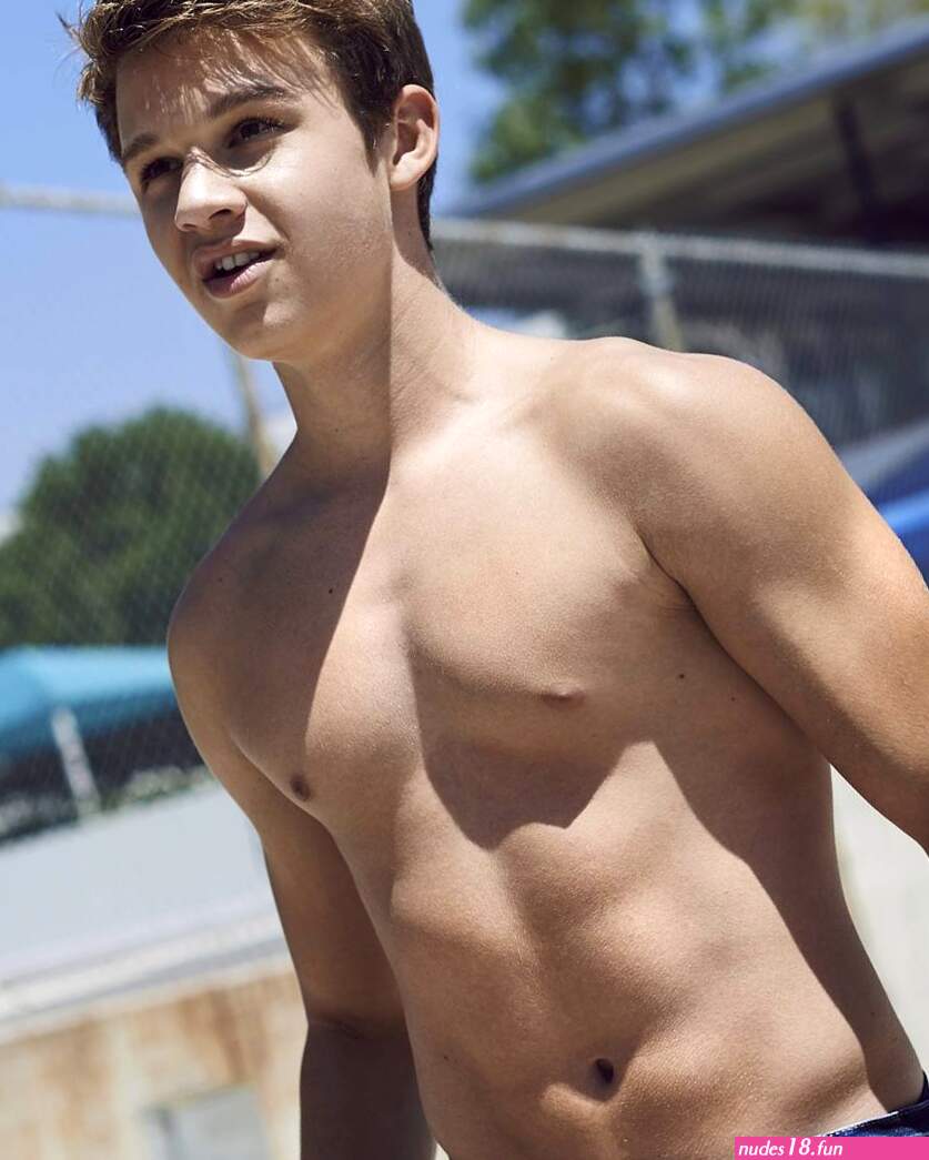 WE LOVE HOT GUYS: Gavin Maclntosh shirtless