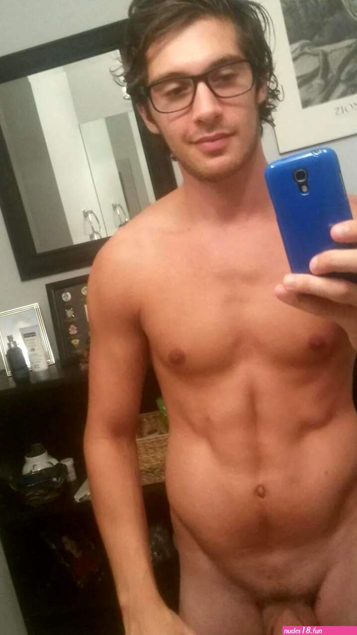 Guy nude selfies