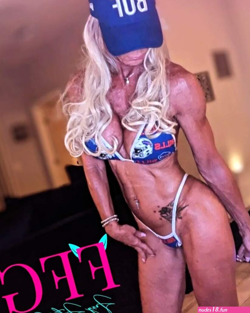 Bodybuilder GILF FoxyFitGilf