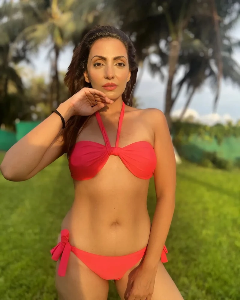 31 hot bikini photos of Navina Bole