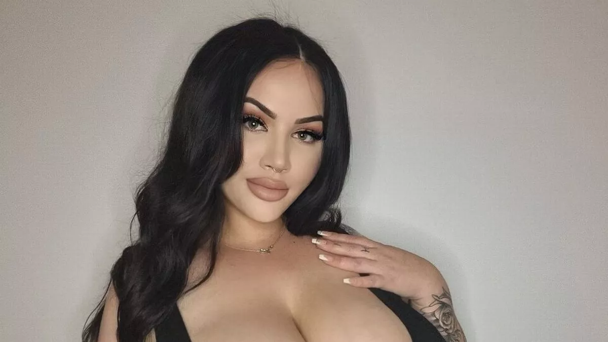 My boobs grow 4 cup sizes a year