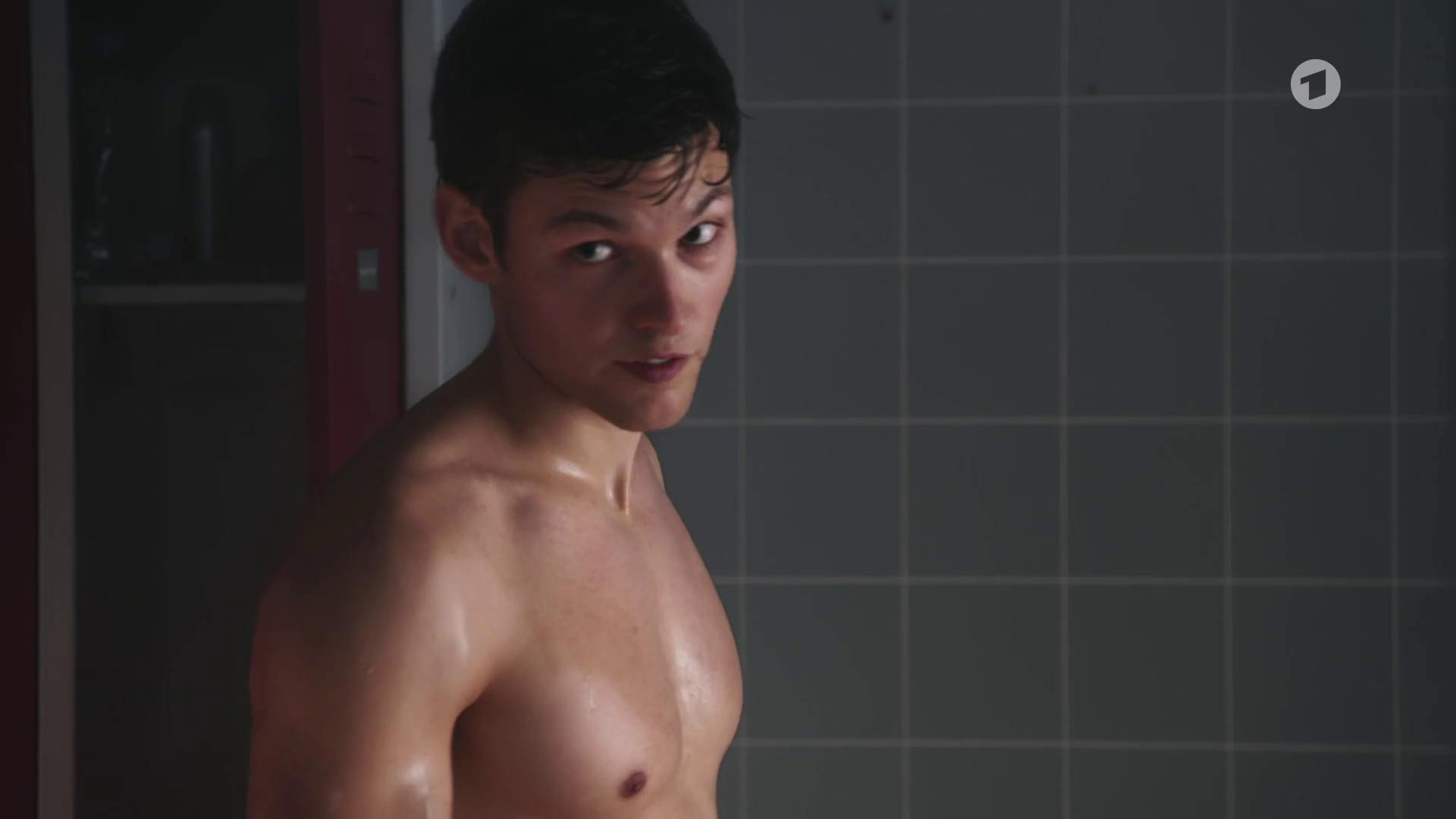 OMG his butt: German actor Lion Wasczyk in In aller Freundschaft