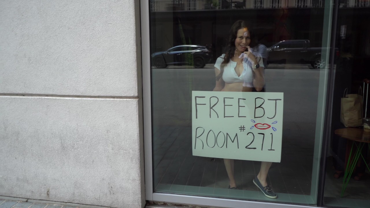 GRATIS PIJPBEURT HETE MILF IN EEN HOTEL RAAM