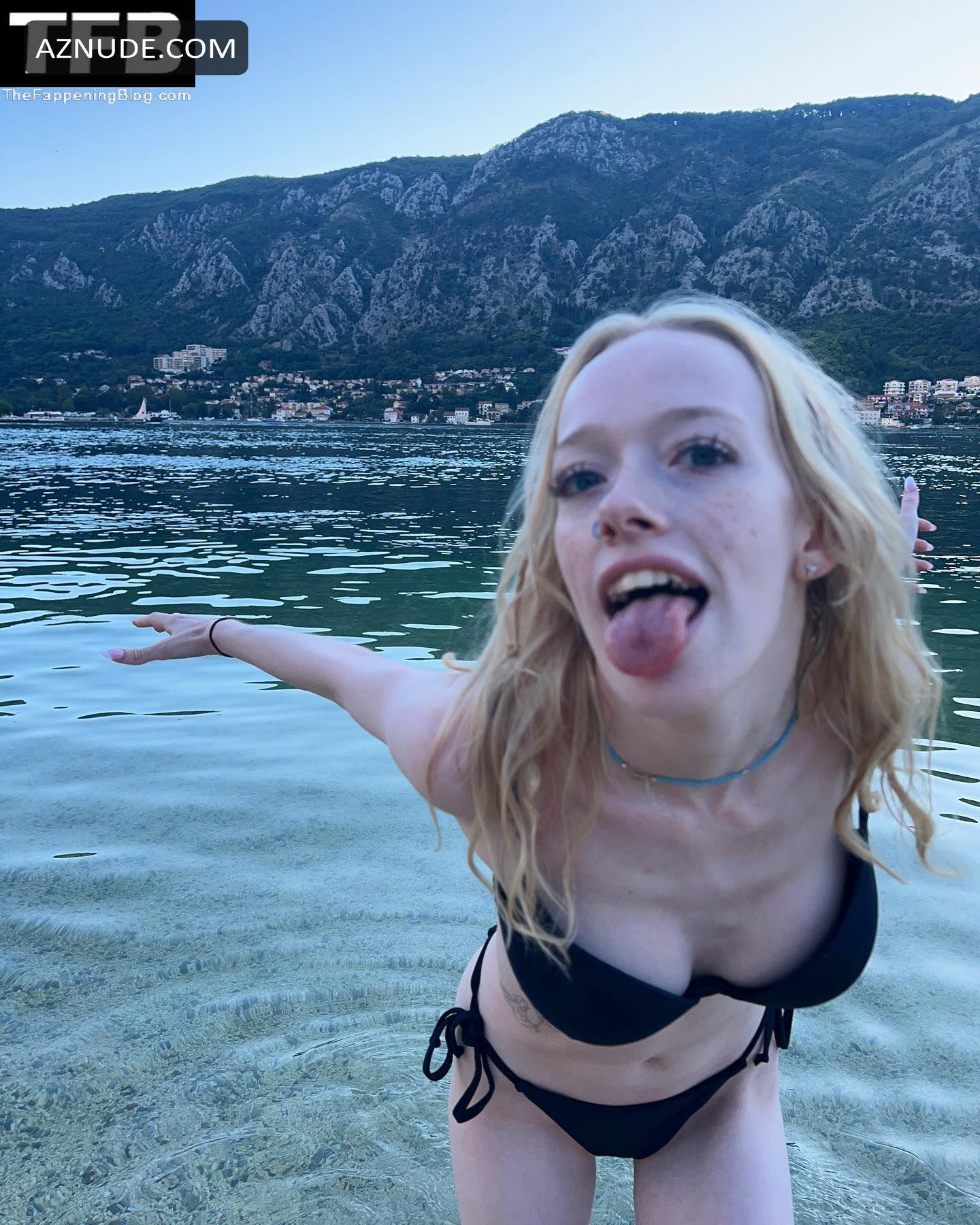 AMYBETH MCNULTY Nude
