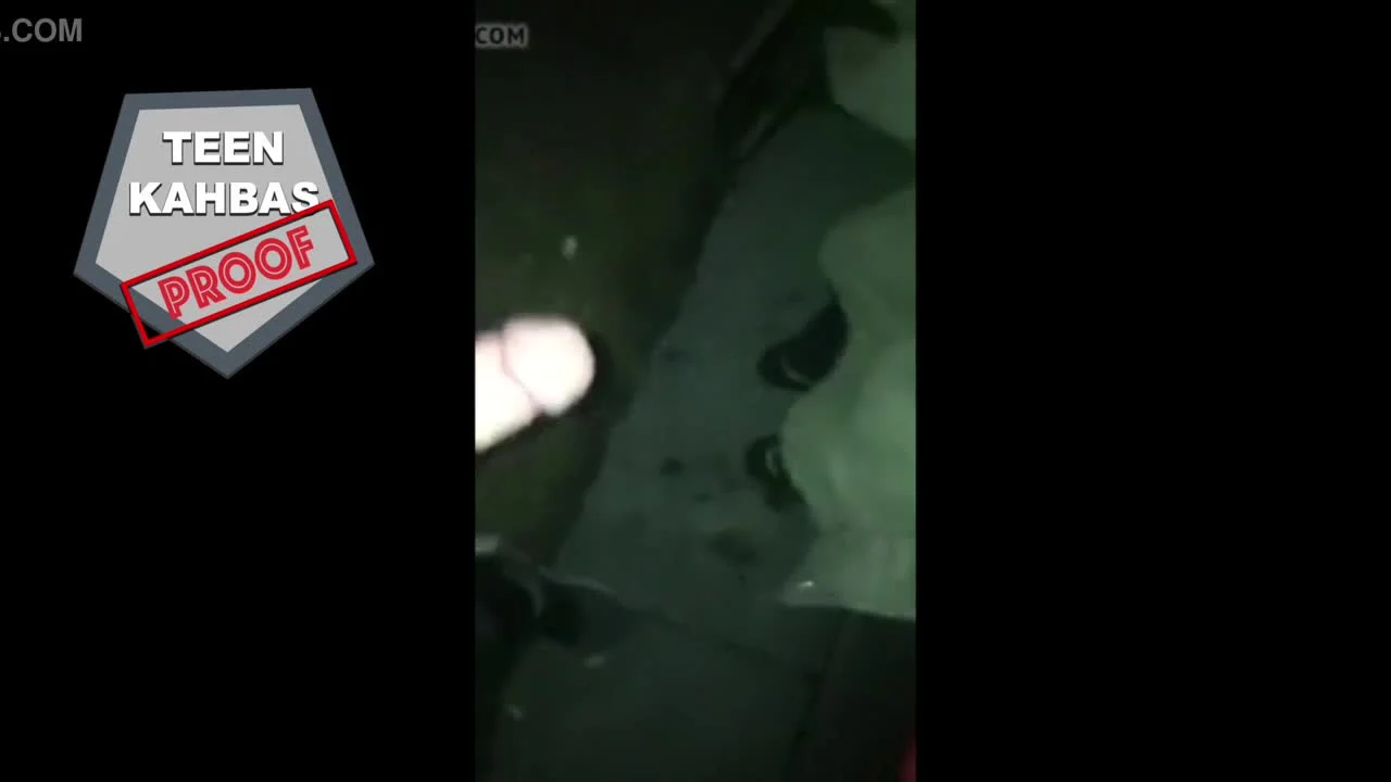 Kahba spreizt beine auf der bank