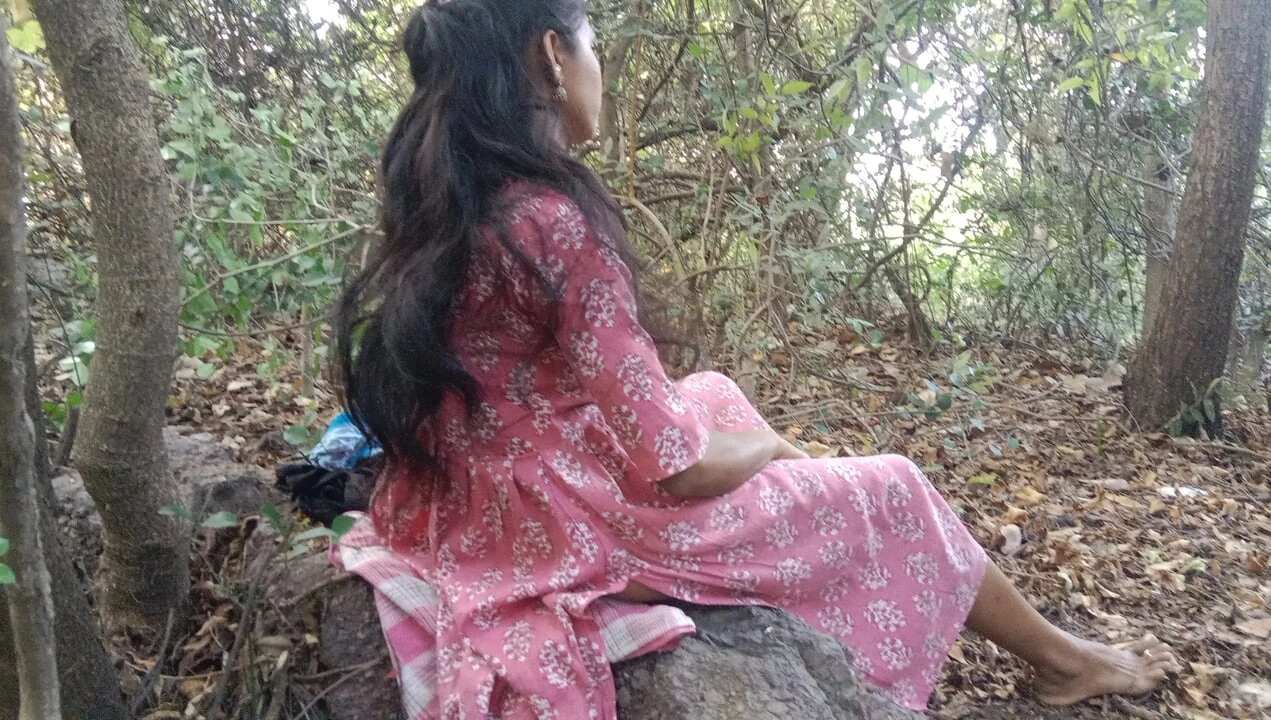 Hot Bhabhi Ji ko Jungle me magal karte hue Sasur ne pakda Indian Desi Outdoor sex video
