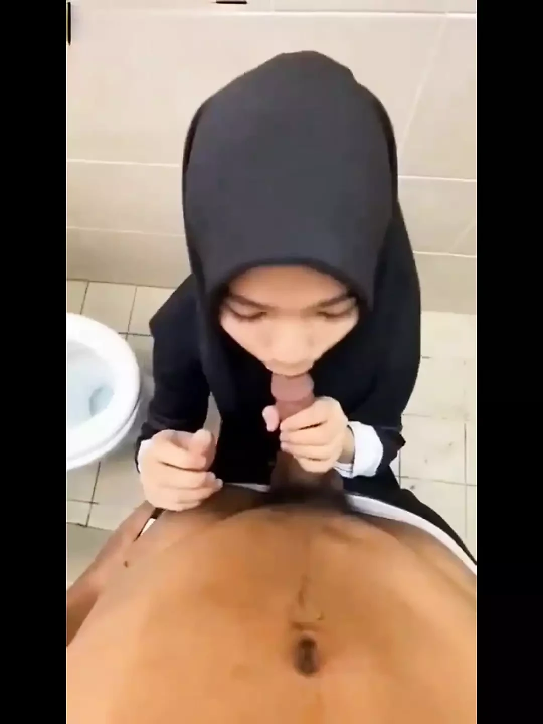 Jilbab Oral in Toilet Campus: Amateur Amateur Porn feat. AnggelNis