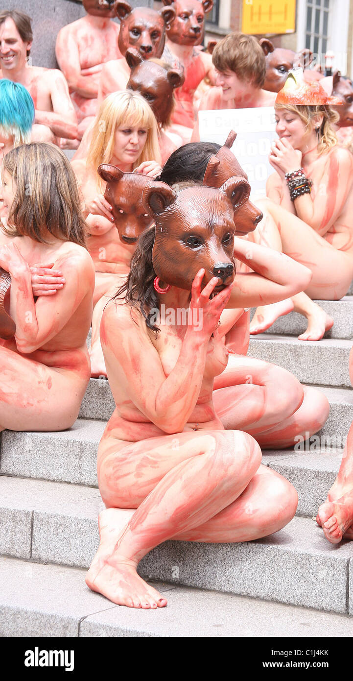 Demonstrators from PETA protest naked in front of St Pauls cathedral against the use of bear skins for soldiers hats London Stock Photo