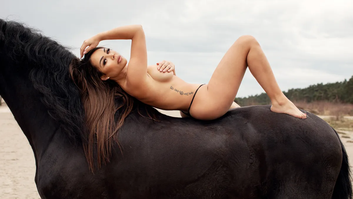 FHM Shoots exclusief interview met realityster Amanda Balk