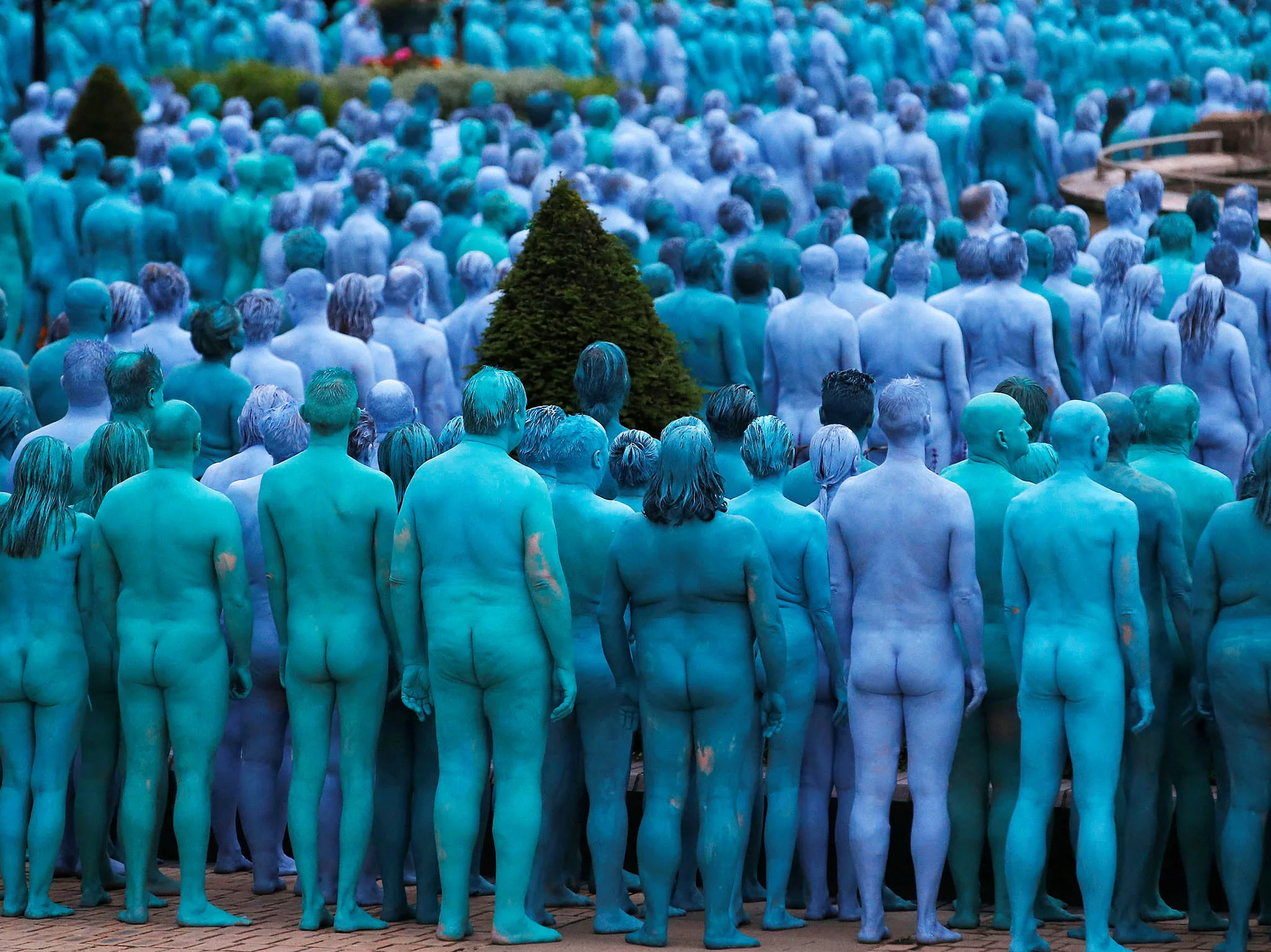 3200 naked volunteers turn the streets of Hull blue in Spencer Tunicks Sea of Hull installation