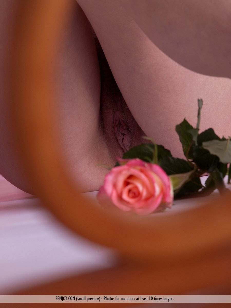 The Beautiful Babe Pamina S Is Rubbing The Tender Rose Against The Tender Trimmed Pussy