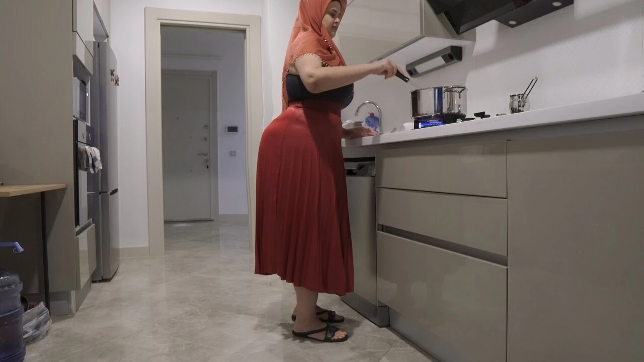 My Big-ass Stepmother Hardened My Dick with Her Skirt: BBW BBW Porn
