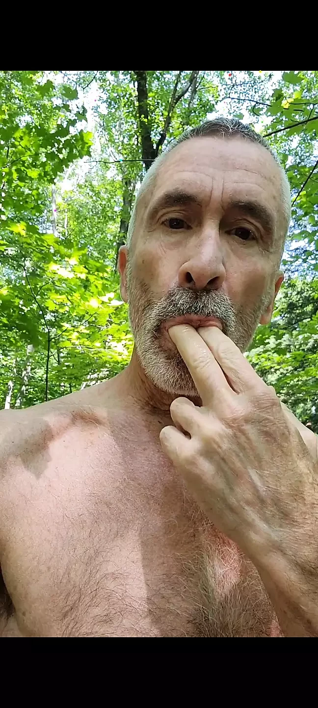 Papa maakt een wandeling in het bos streelt zijn lul en laat zijn ballen stuiteren in de buitenlucht