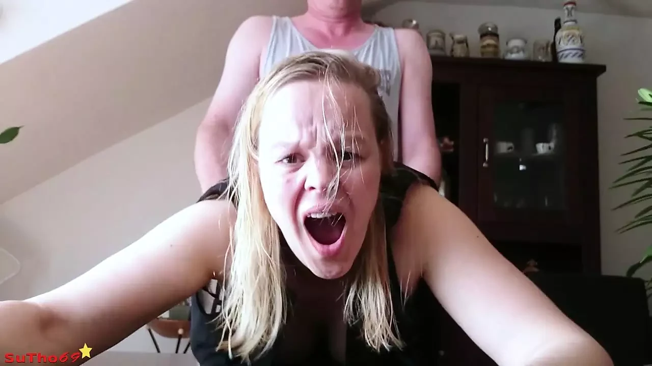 Seks anal pertama yang menyakitkan di Blonde menyakitkan