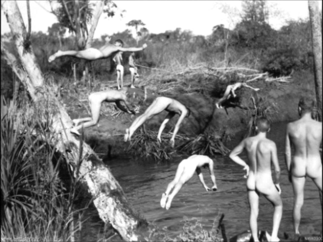 Fichier:RAAF 1943 swimming nude.jpeg Wikipédia