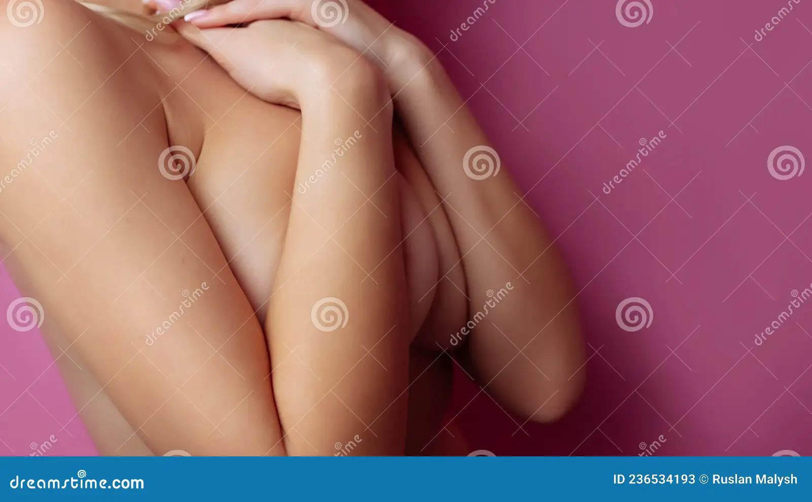 Grote Borsten Stollen. Sexy Naakte Vrouw Die Geïsoleerd Op Een Roze Achtergrond Stock Afbeelding