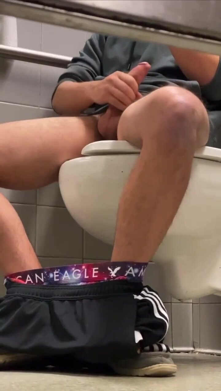 Jerking off: Str8 College Guy Caught Wanking In