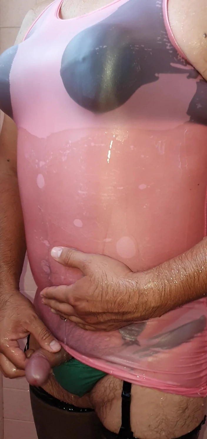 De natte Licra-lingerie voelen en masturberen door Wet lingerie: Badkamer Huisgemaakte Kousen Transgender Solo Transgender Porno Video