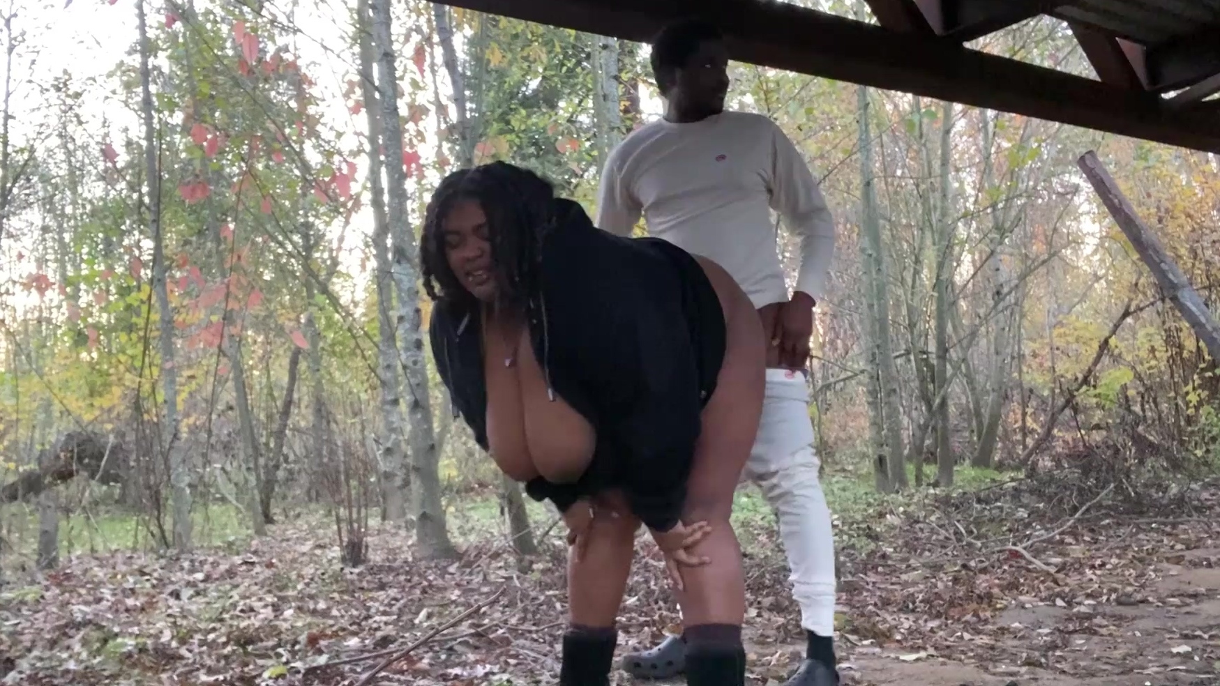BBW ebony houdt ervan om haar vriendje buiten te neuken