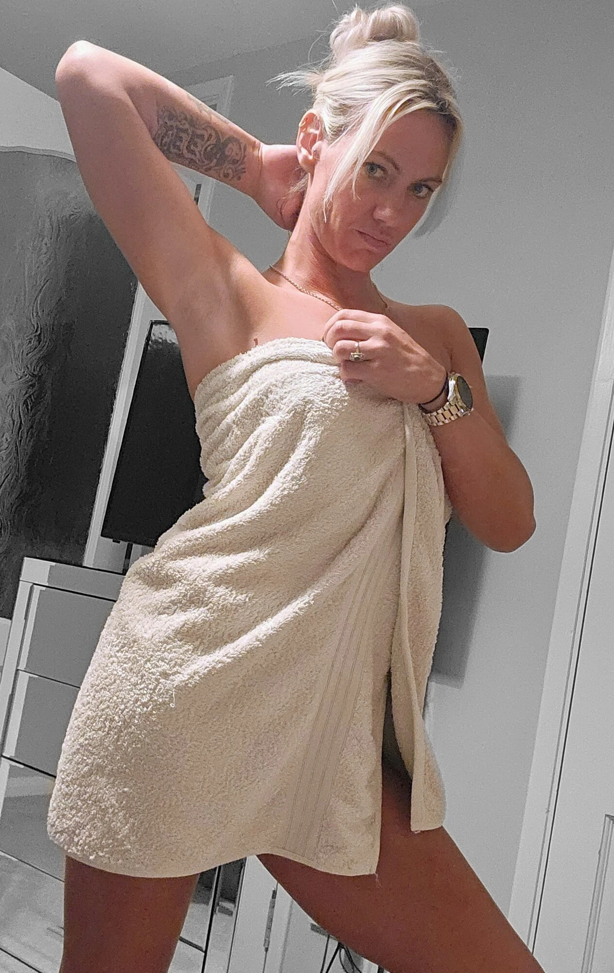 Amateur Blonde milf teases : 14 Nude Pics