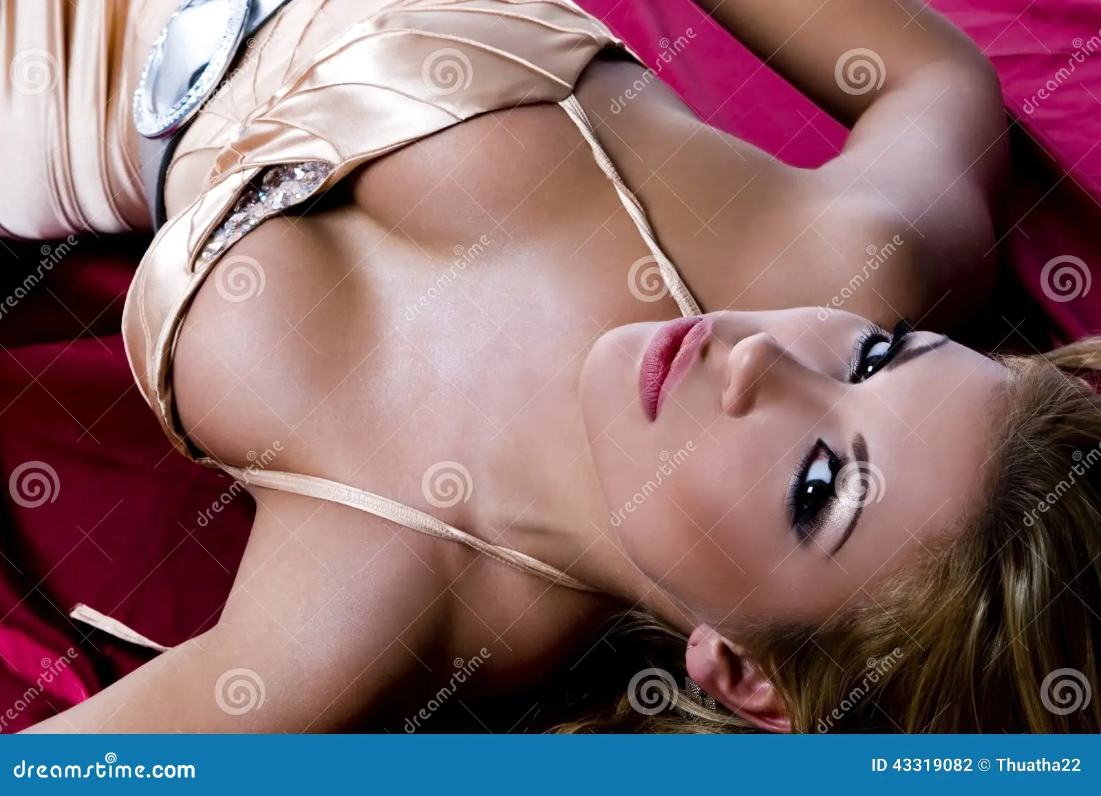 Aantrekkelijk Sexy Meisje Met Grote Borsten Die Op Het Bed Liggen Stock Foto