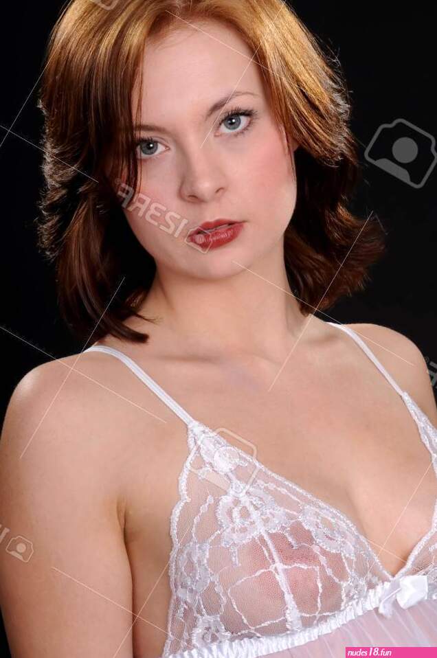 Mooi Sexy Roodharige Vrouw Geïsoleerd Over Zwart Royalty-Vrije Foto Plaatjes Beelden en Stock Fotografie. Image 66117021