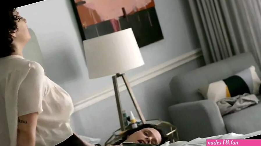 Alia Shawkat naakte borsten in transparante