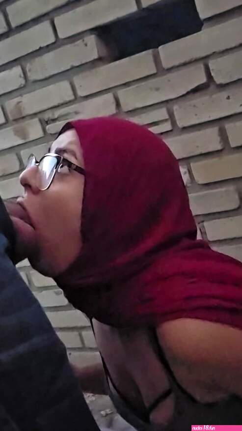 Blowjob at the Entrance of the House Mia Niqab ft. MiaNIqab: Arab Glasses Outdoor Amateur Porn