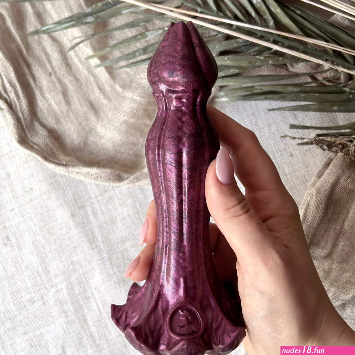 Nymf Great Vintage : Dark Red Flower Dildo
