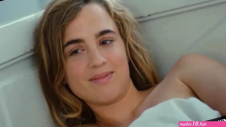 Adele Haenel Noemie Merlant naakt- en erotische seksscènes