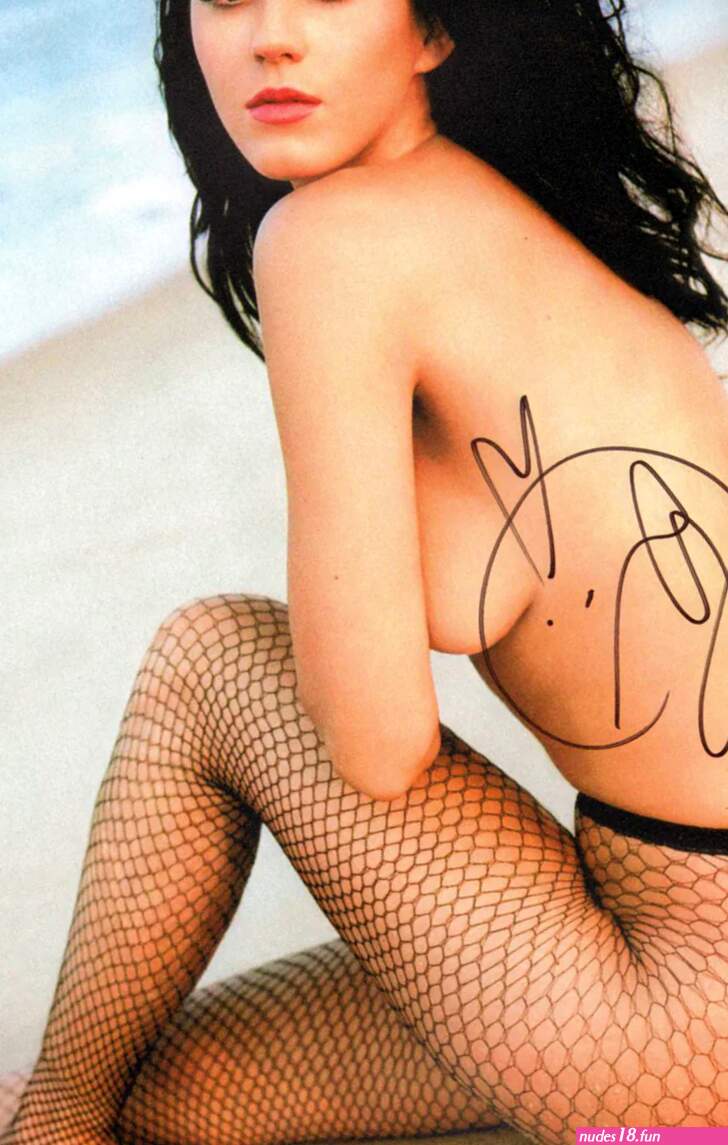 Katy Perry Singer Songwriter Sexy Nearly Nude Signed 11x17 Photo
