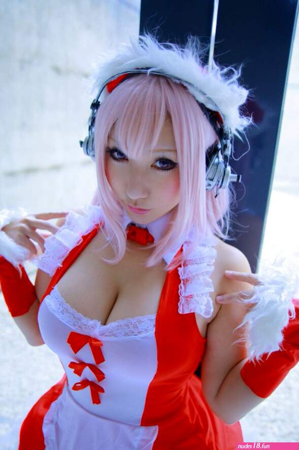 Cosplayer Saku Enjoys Christmas as Super Sonico