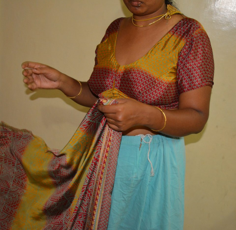 aunty pic hd saree remove