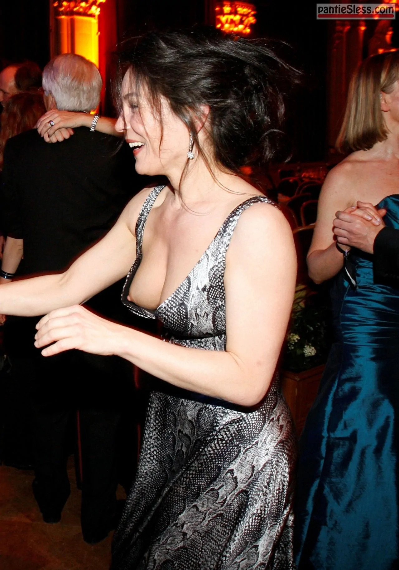accidentally side boobs pic