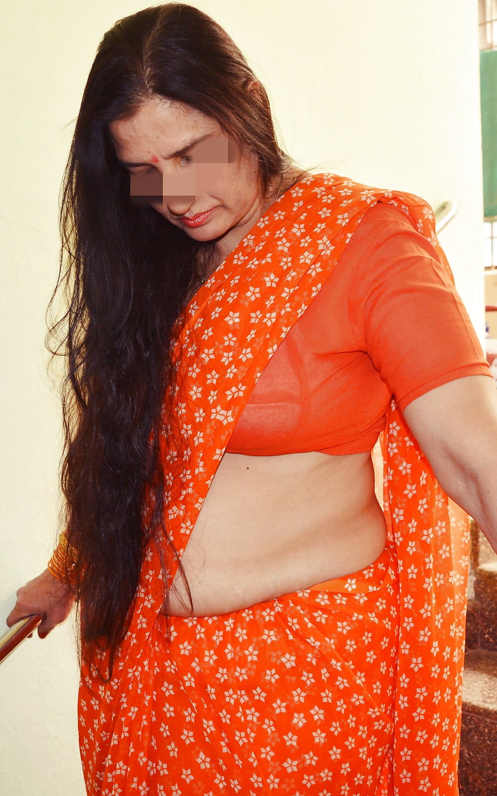 aunty pic hd saree remove