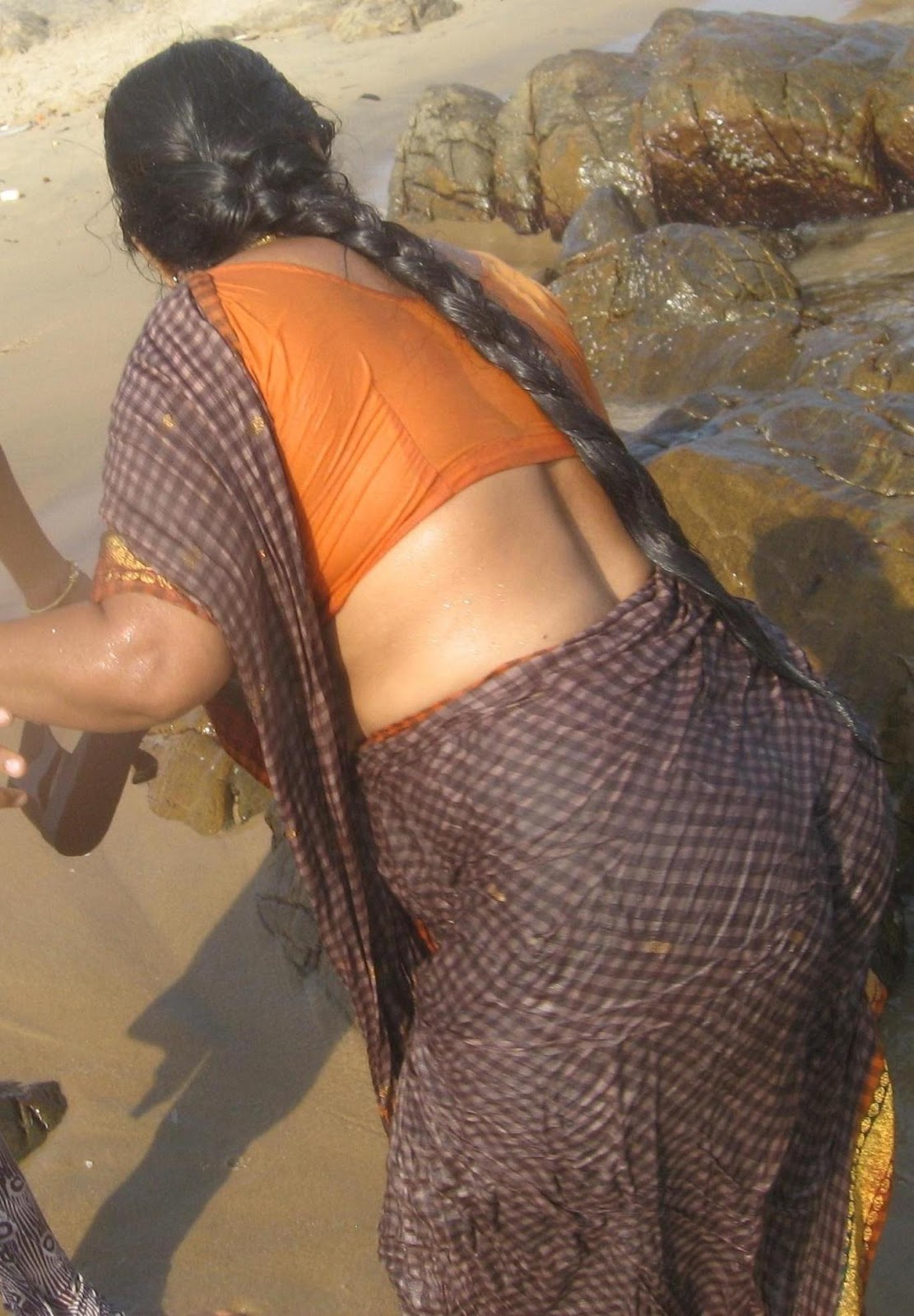 wet aunty gaand