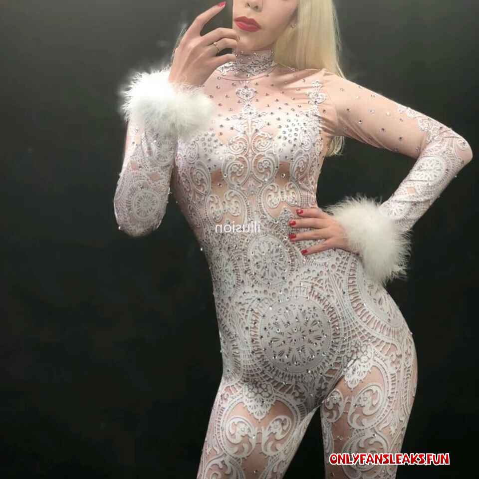 nude female singer