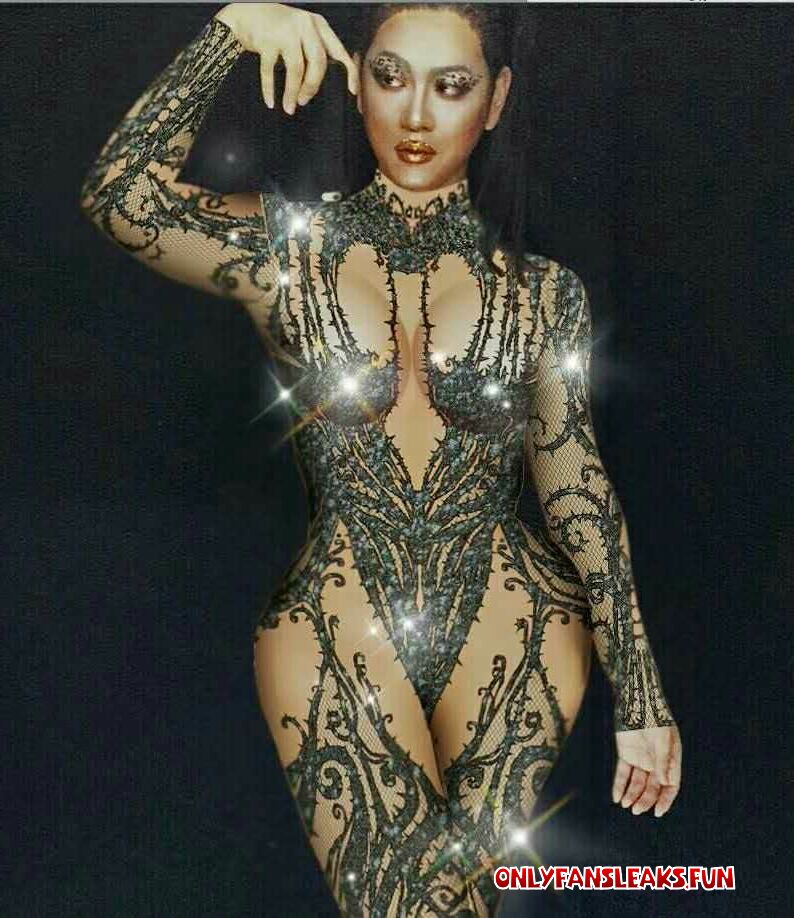 nude female singer