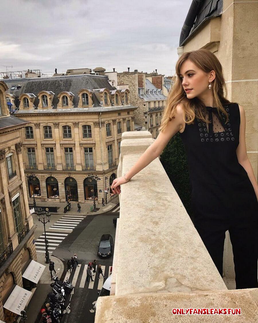 emilia jones nackt
