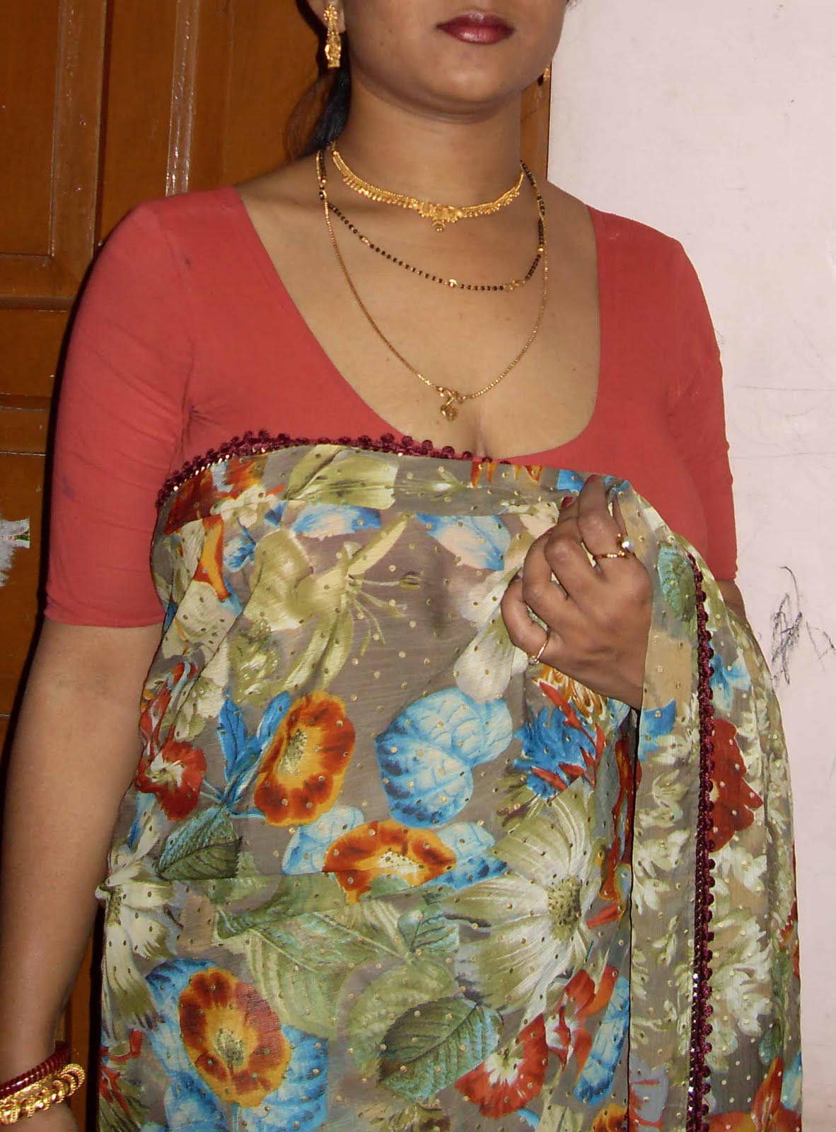 wet aunty gaand