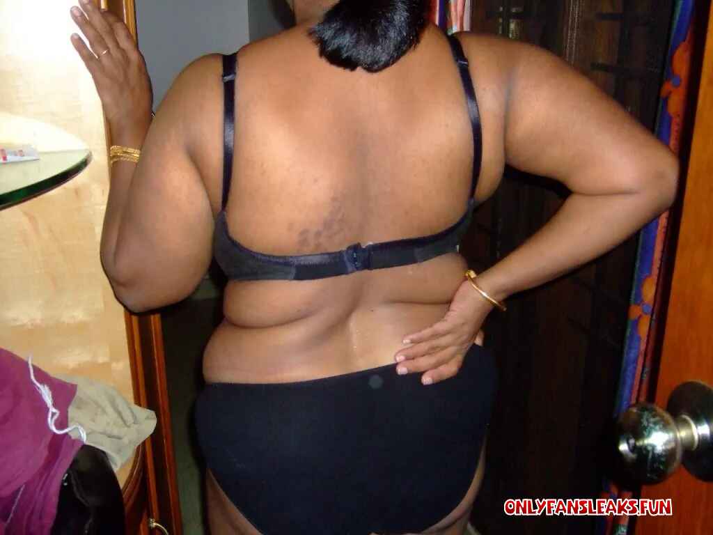 desi randi aunty hot back ass saree facebook